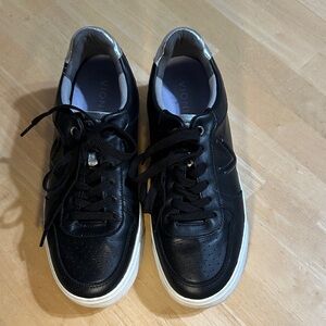 Vionic Women’s black/white Kimmie Court Sneakers, size 9.5